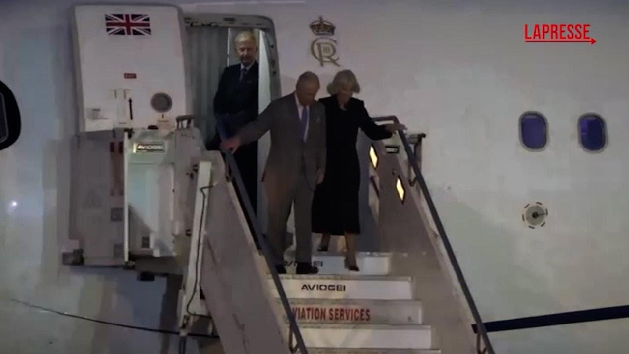Re CARLO III e CAMILLA arrivati a ROMA: le immagini dell'atterraggio dei reali inglesi a Ciampino