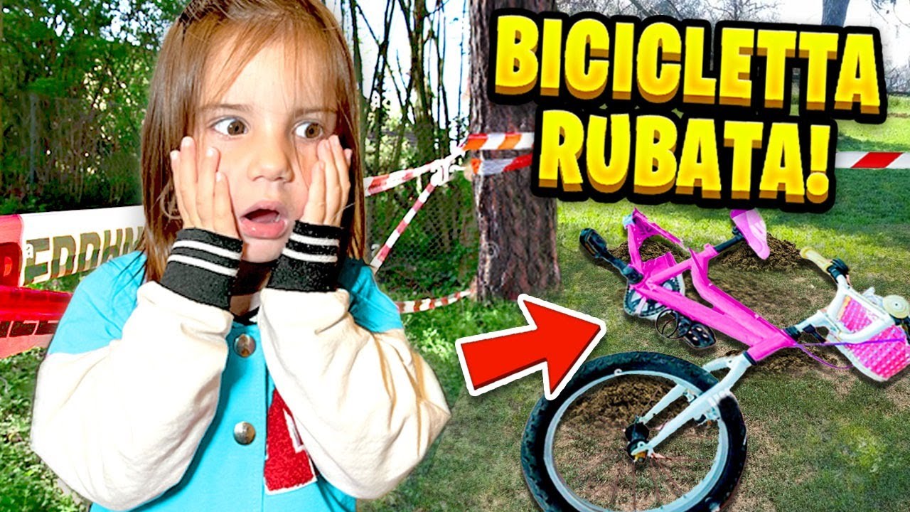 UN PERSONAGGIO SCONOSCIUTO RUBA LA NUOVA BICICLETTA DI AURORA AL PARCO GIOCHI! * PIANGE*