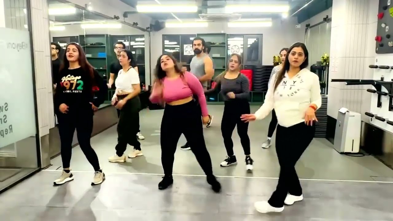 Lat Lag Gayee song by Benny Dayal and Shalmali Kholgade . Dance choreography by Rocky 