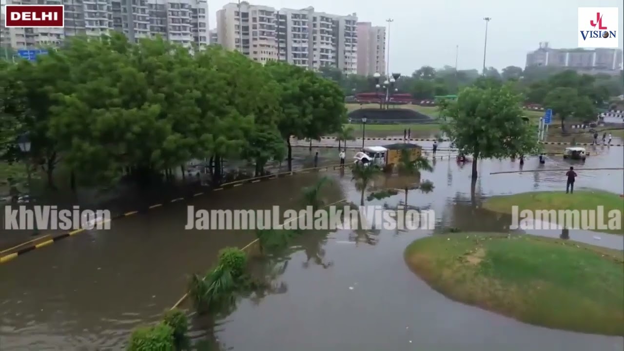 #DelhiRains: Drone visuals of the area around #AIIMS in #Delhi flooded due to #waterlogging