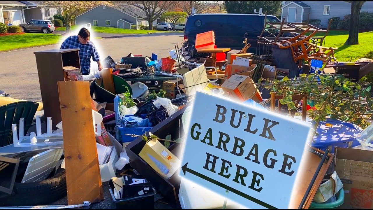 PICKING Vintage OUT Of A GARBAGE MOUNTAIN! Trash Picking And Thrifting For Vintage Holidays And More