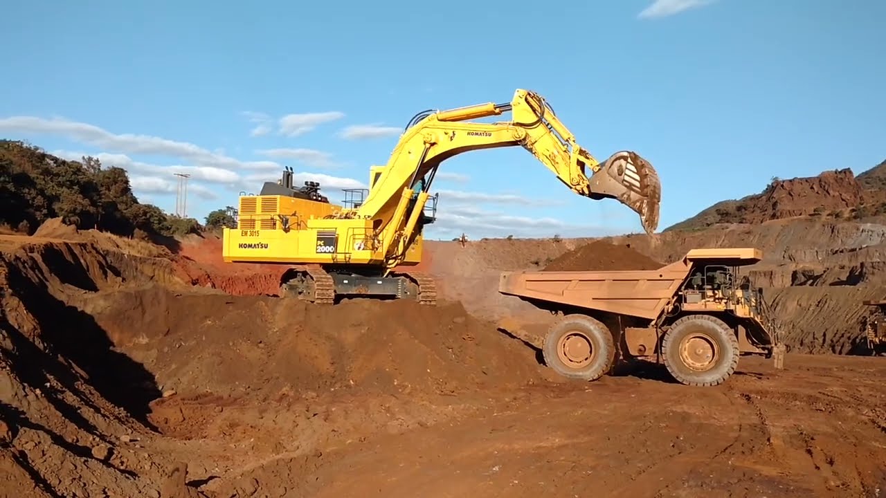 Excavator Komatsu PC2000 Vs Caterpillar 777