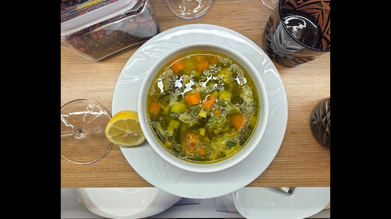 Speca të kuq me mish të grirë, vezë dhe limon,pite të palosura dhe supë me perime/Recetat e ditës