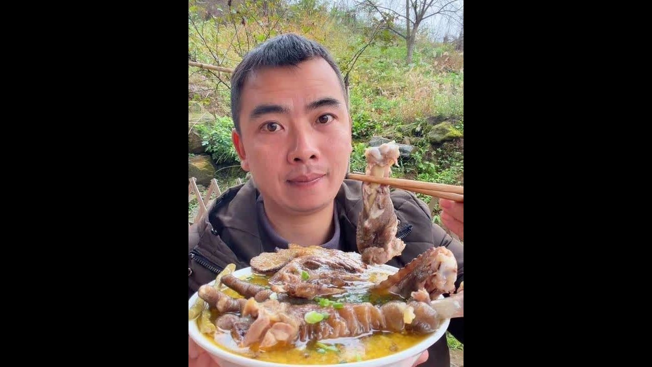 兄弟姐妹们 吃饭了哦 今天吃鸡肉 简简单单又是一餐#抖音美食推荐官 #抖音美食 #普通的饭菜都是家的味道 @DOU+小助手