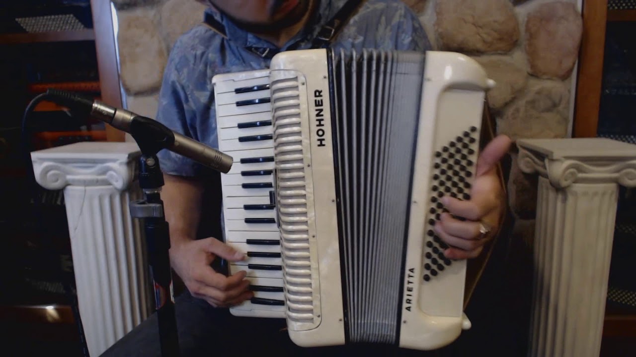 3002 - Cream Hohner Arietta Piano Accordion MM 34 72 $799