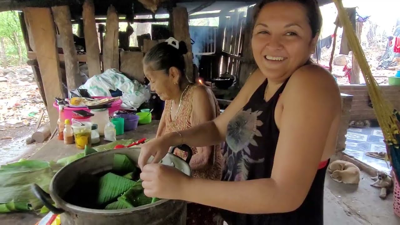 Haciendo pisques salvadoreños. Mamita le pela la cara a Geraldy😅