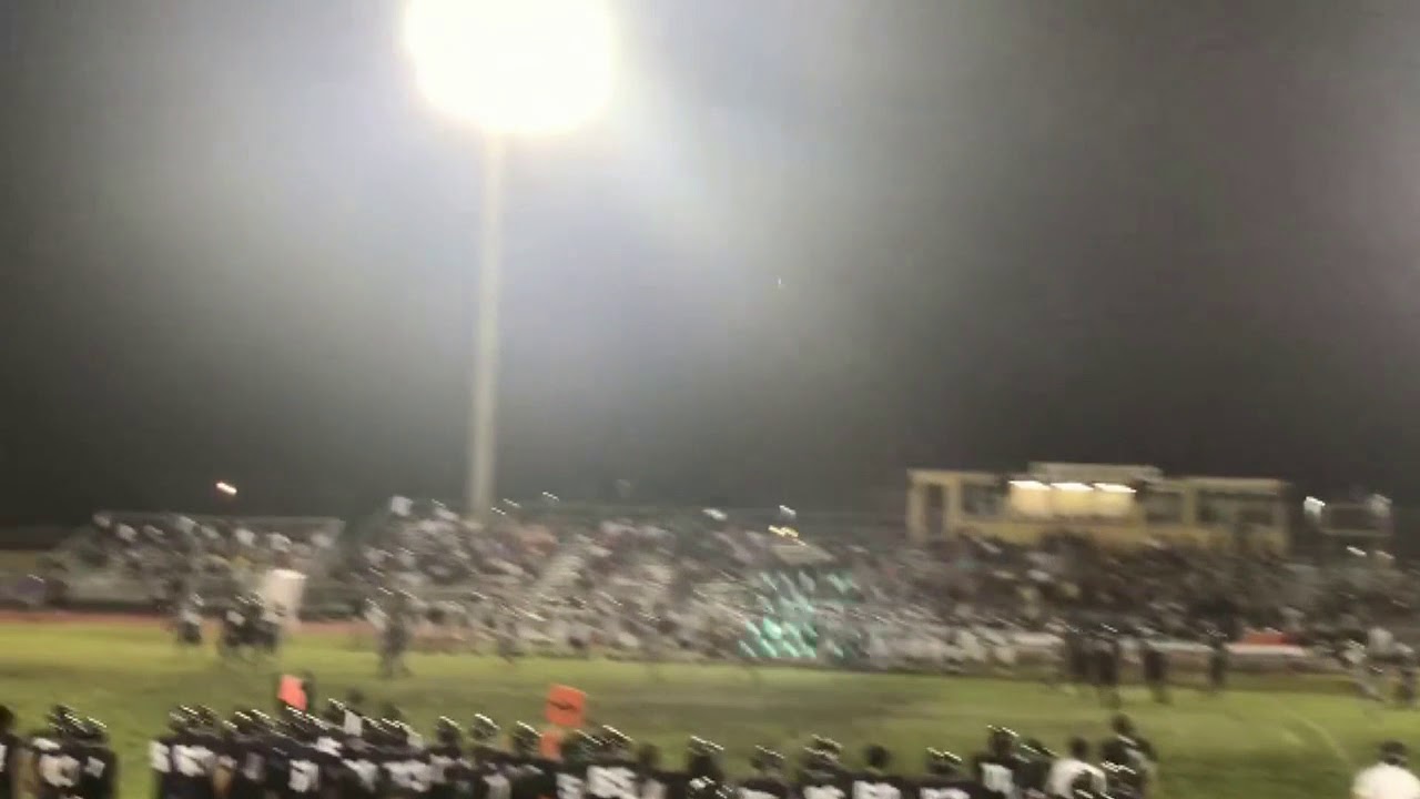 Punter uses GK skills to turn bad snap into 50+ yard rollout punt