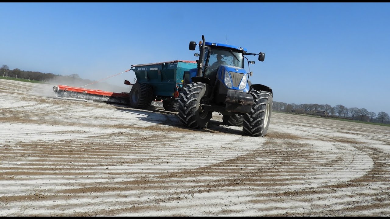 Kalk strooien door loonbedrijf JWD Markvoort Schalkhaar