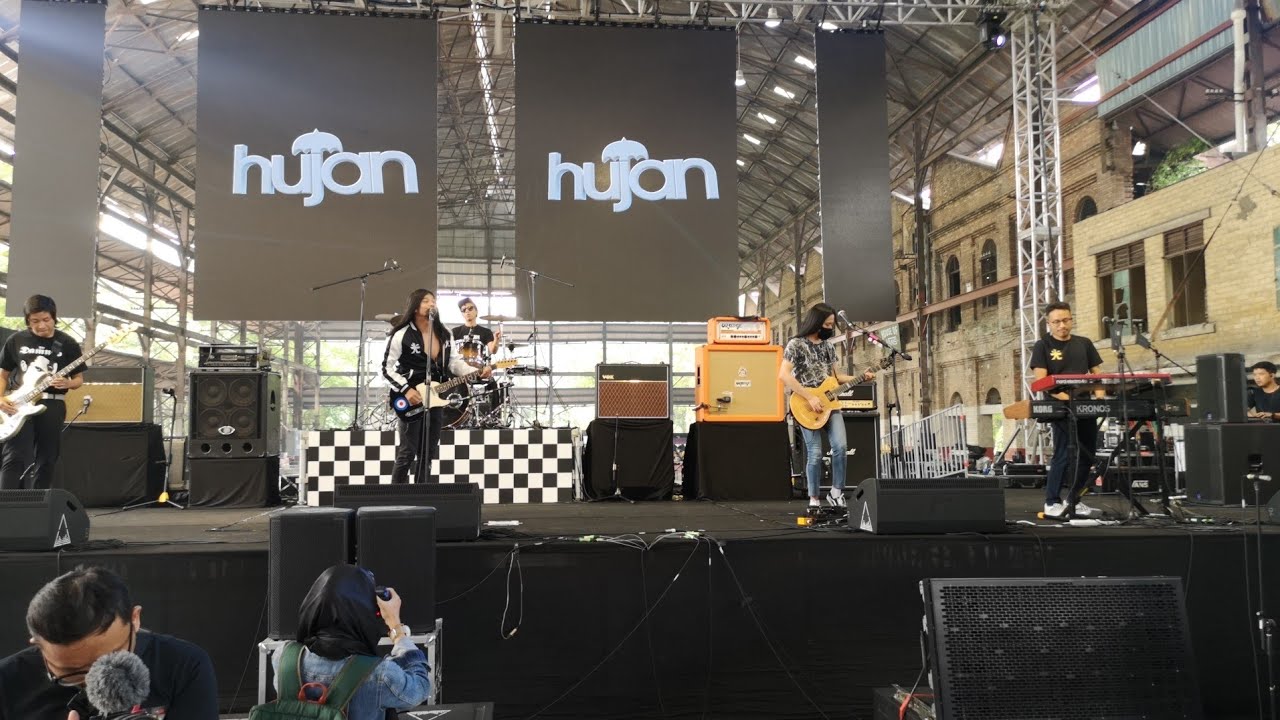 Hujan - House of Vans