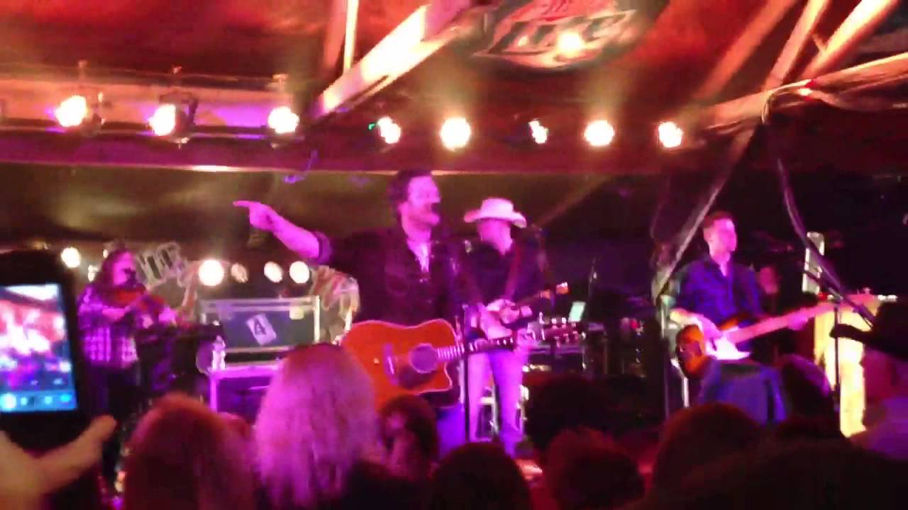 Blake Shelton covers Garth Brooks at The Barn