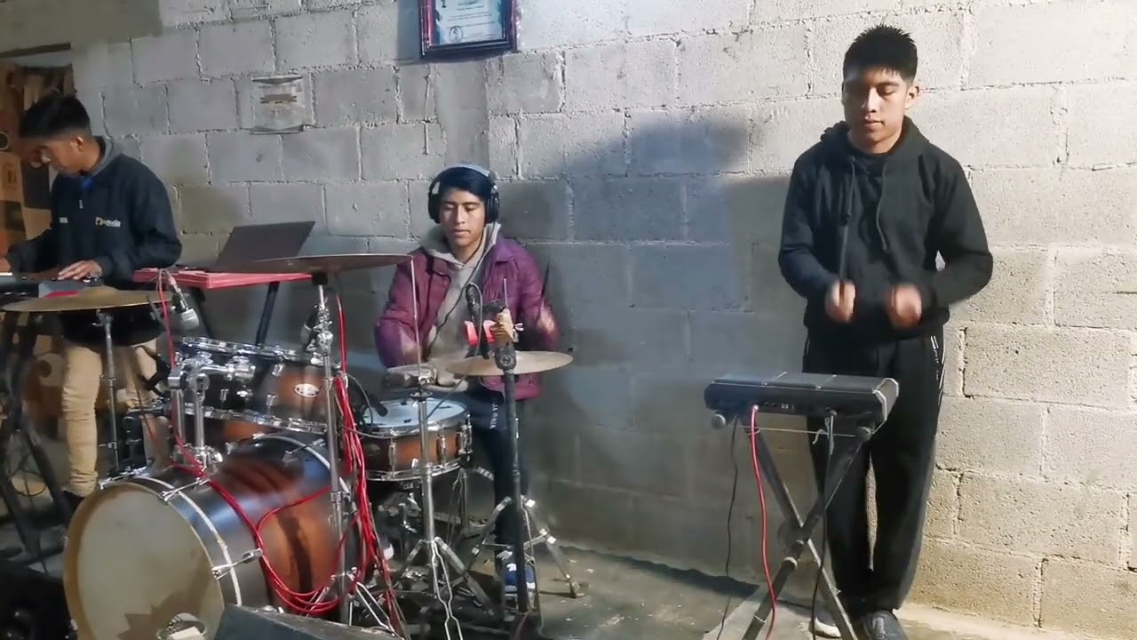 Se llama cumbia de las botellitas en ensayo