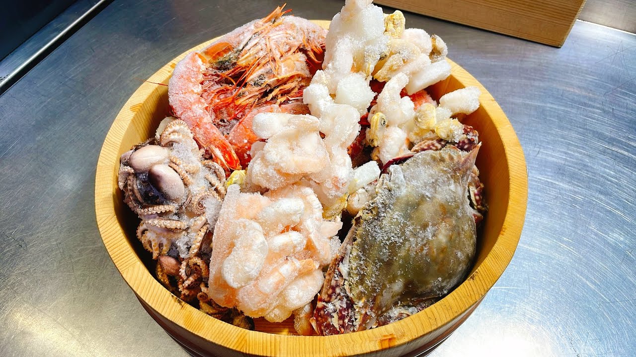 冷凍庫の残り物で最高の海鮮ラーメンを作る