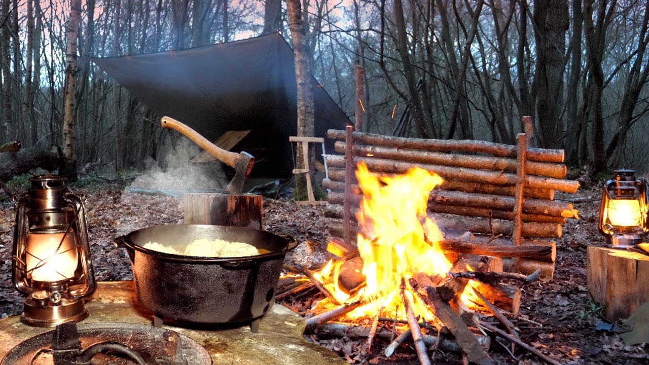 Палаточный лагерь в лесу с брезентом и палаткой, тушеным мясом на костре, зефиром и английским за...