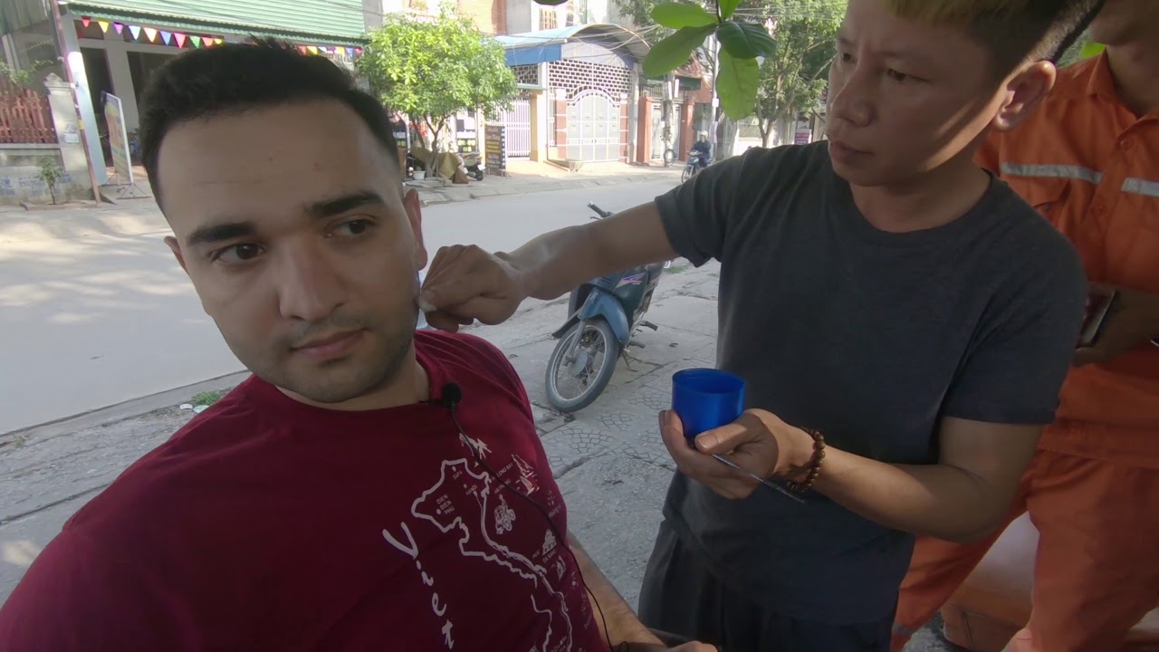 Vietnam'da sokak berberinde saç traşı ve kulak temizleme!