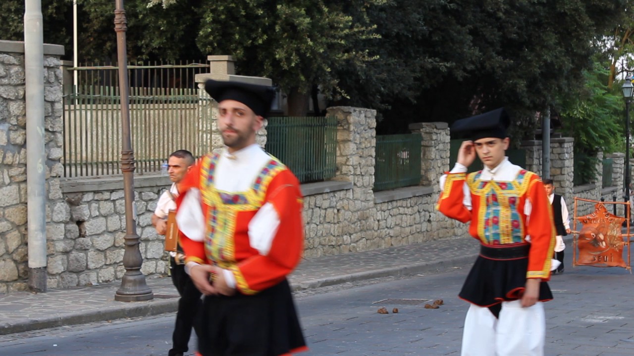 Processione religiosa per festeggiare S. Costantino e S. Elena .