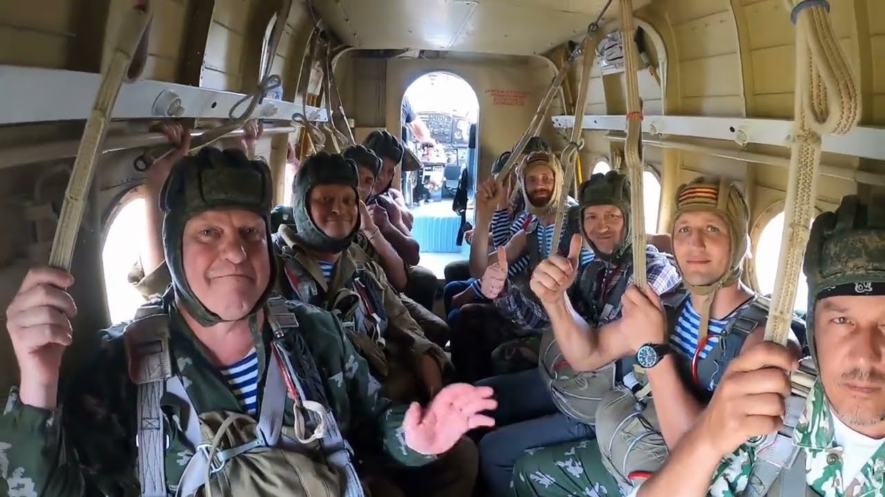 2 августа 2022. День ВДВ. Волосово. Прыжки с парашютом Д-10.| Skydiving of Russian paratroopers!