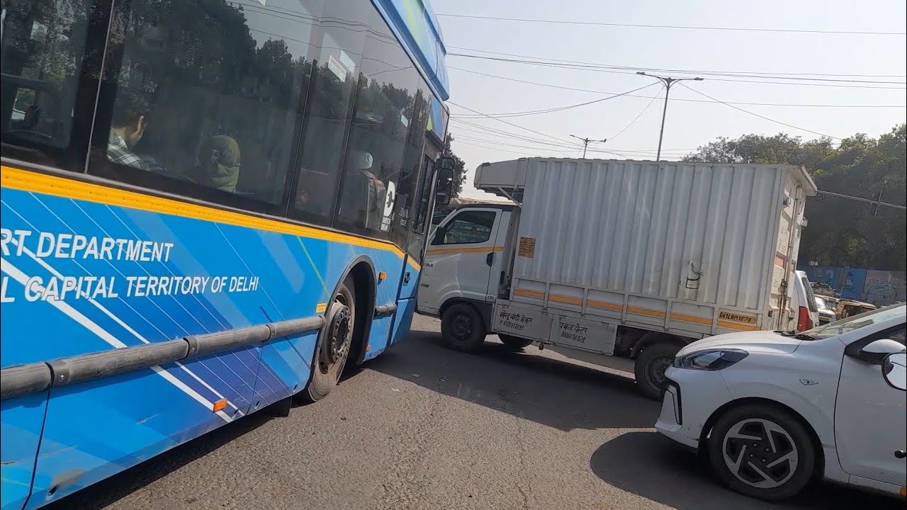 DRB 80 Delhi Road Blogger Rider Vlog Scooty Traffic ⛔ Tempo Or Bus Accident Please Video Ko Share