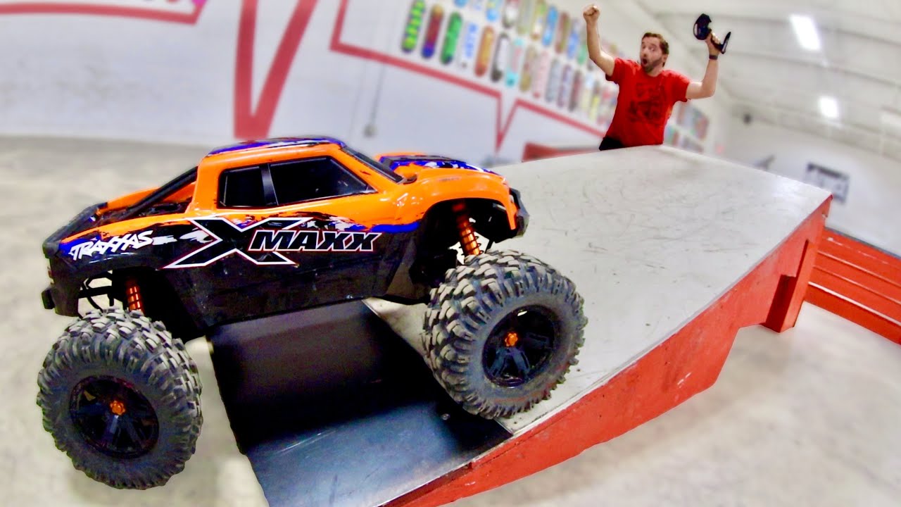 RC MONSTER TRUCK Vs Skatepark Ramp