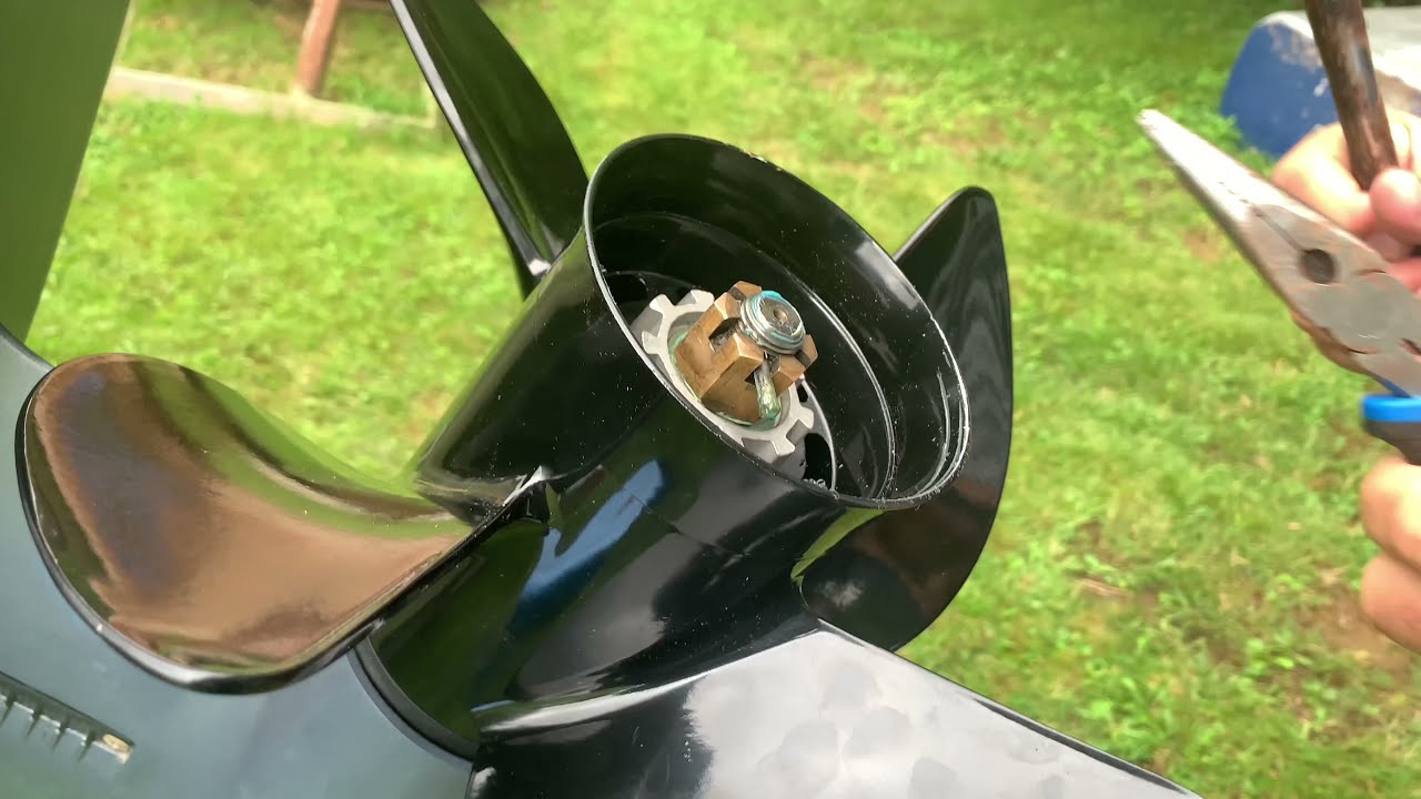 Replacing the propeller on an outboard 4 stroke motor