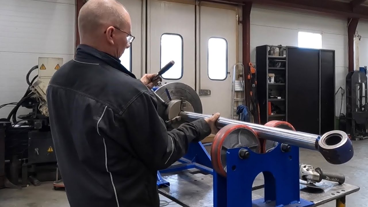 Kovia kokenut sylinteri ja n&auml;pp&auml;r&auml; korvallisen valmistus.