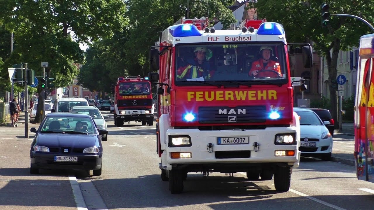 Einsatzfahrten Feuerwehr Bruchsal zum Flächenbrand große Fläche