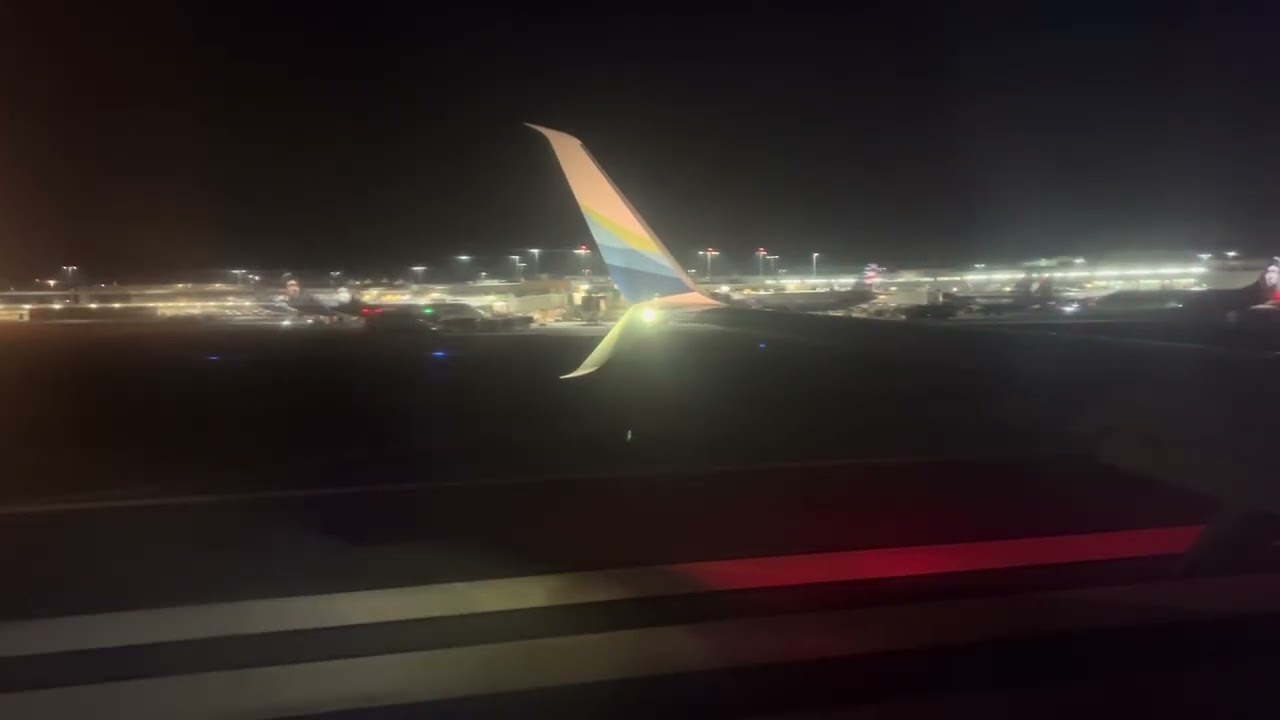 Alaska 737-900ER Landing at San Diego