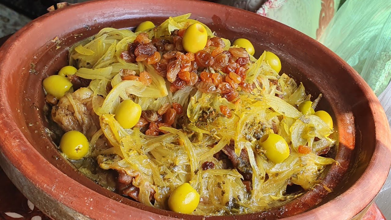 طاجين القديد بالبصل و الزبيب  على حقو و طريقو