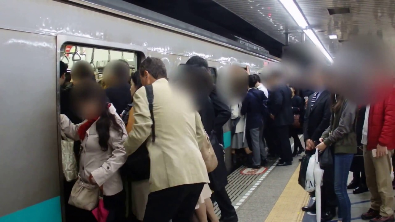 朝ラッシュ 千代田線北千住駅① 特殊取扱!! ブザーが鳴り終わるとドアが閉まる