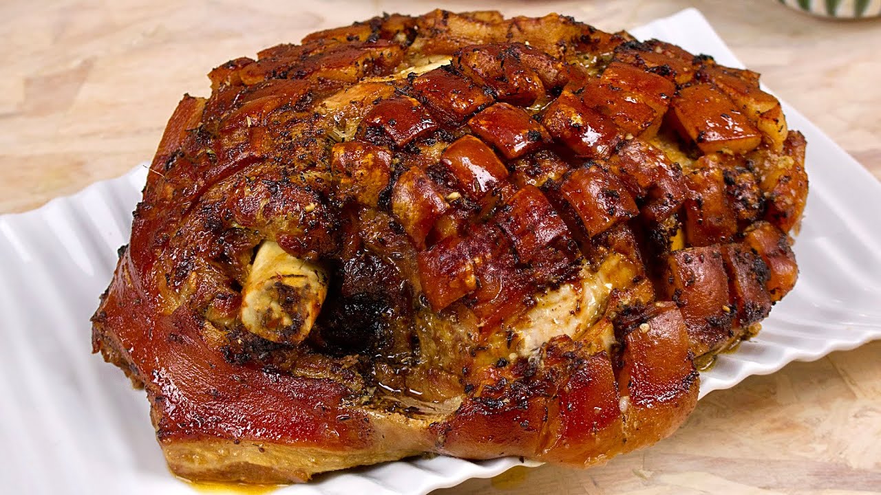 Как запечь целую свиную ногу в духовке, чтобы мясо получилось сочным и нежным