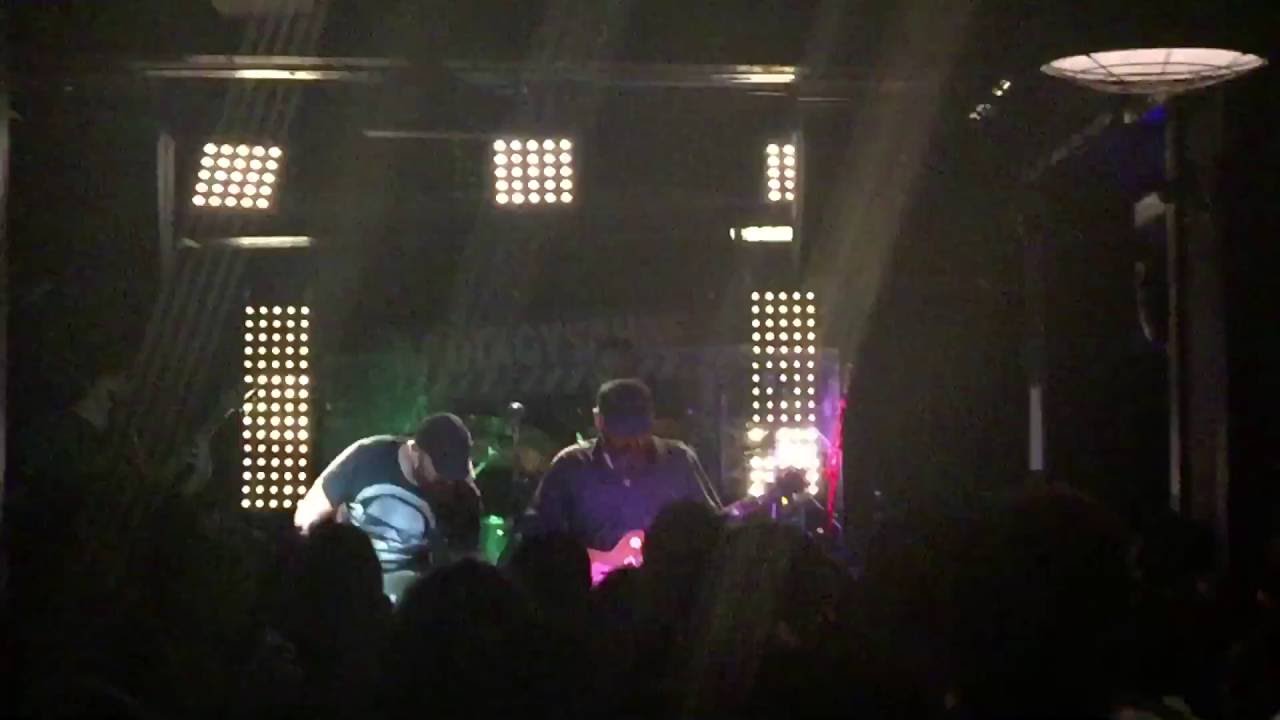 Pilli Bebek - Siyah Beyaz - live @Kadıköy Sahne