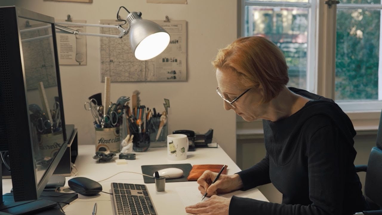 Katharina Greve – Geflügelter Bleistift in Bronze // 25. Deutscher Karikaturenpreis