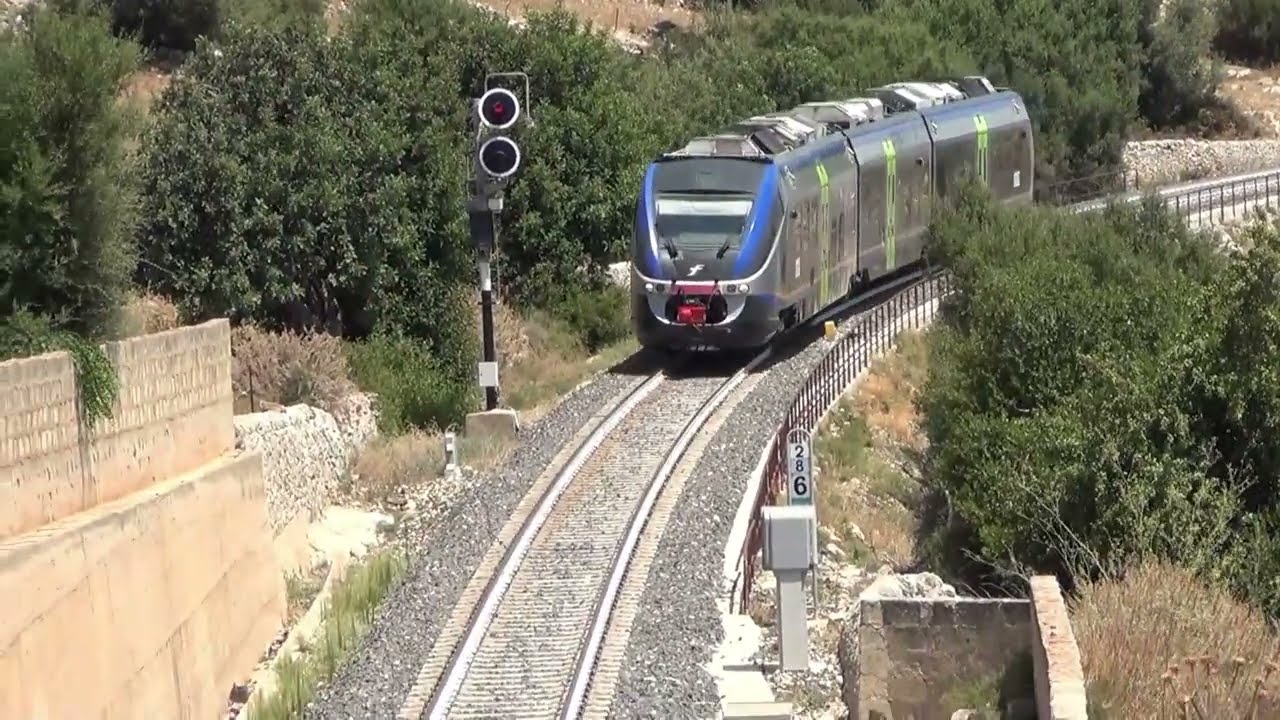 Minuetto di Trenitalia filmato in sequenza in provincia di Ragusa tra Donnafugata e Comiso.