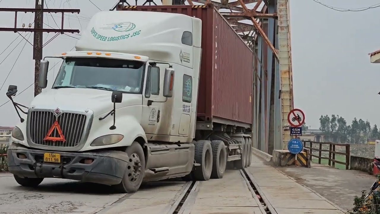 4K TRUCK CONTAINER IN VIETNAM | Xe container, xe ben, ô tô tải qua cầu nườm nượp