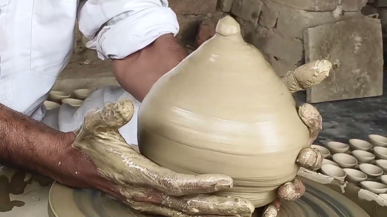 मिट्टी के बर्तन बन रहा है प्लीज लाइक सब्सक्राइबकरें 🙏🙏