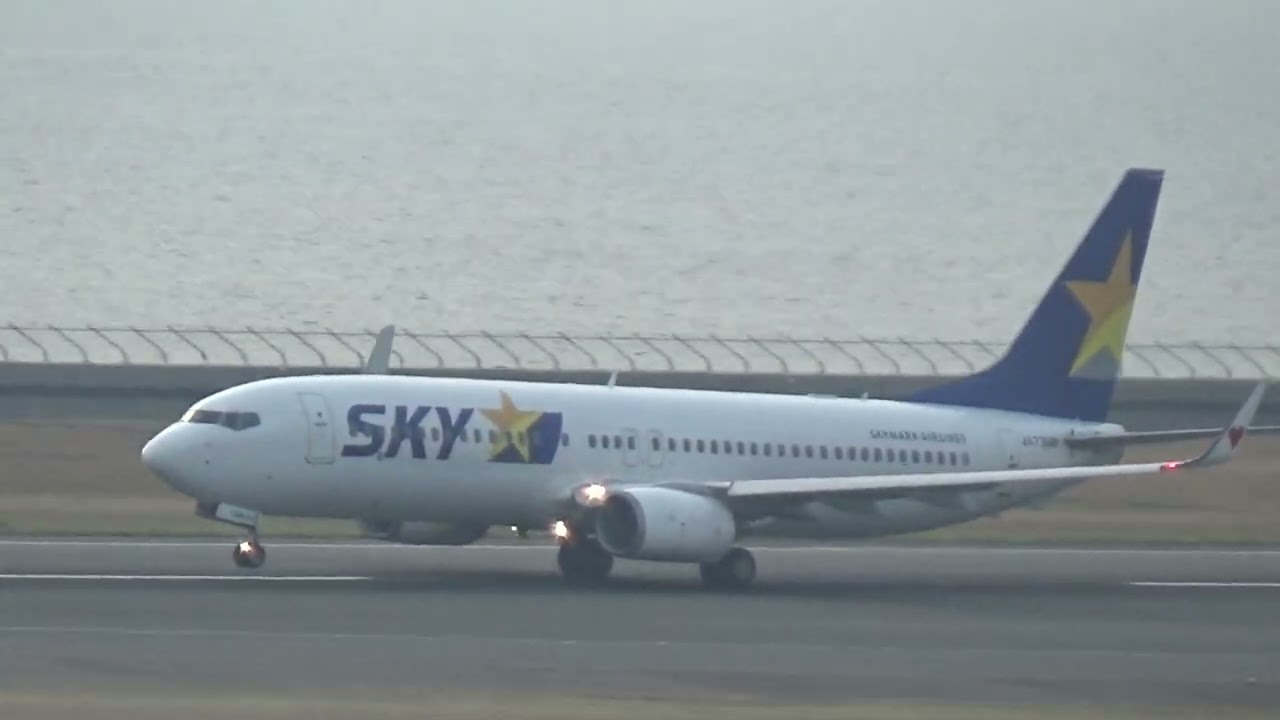 【スカイマーク】Boeing 737-81D (JA73NN)  セントレア離陸