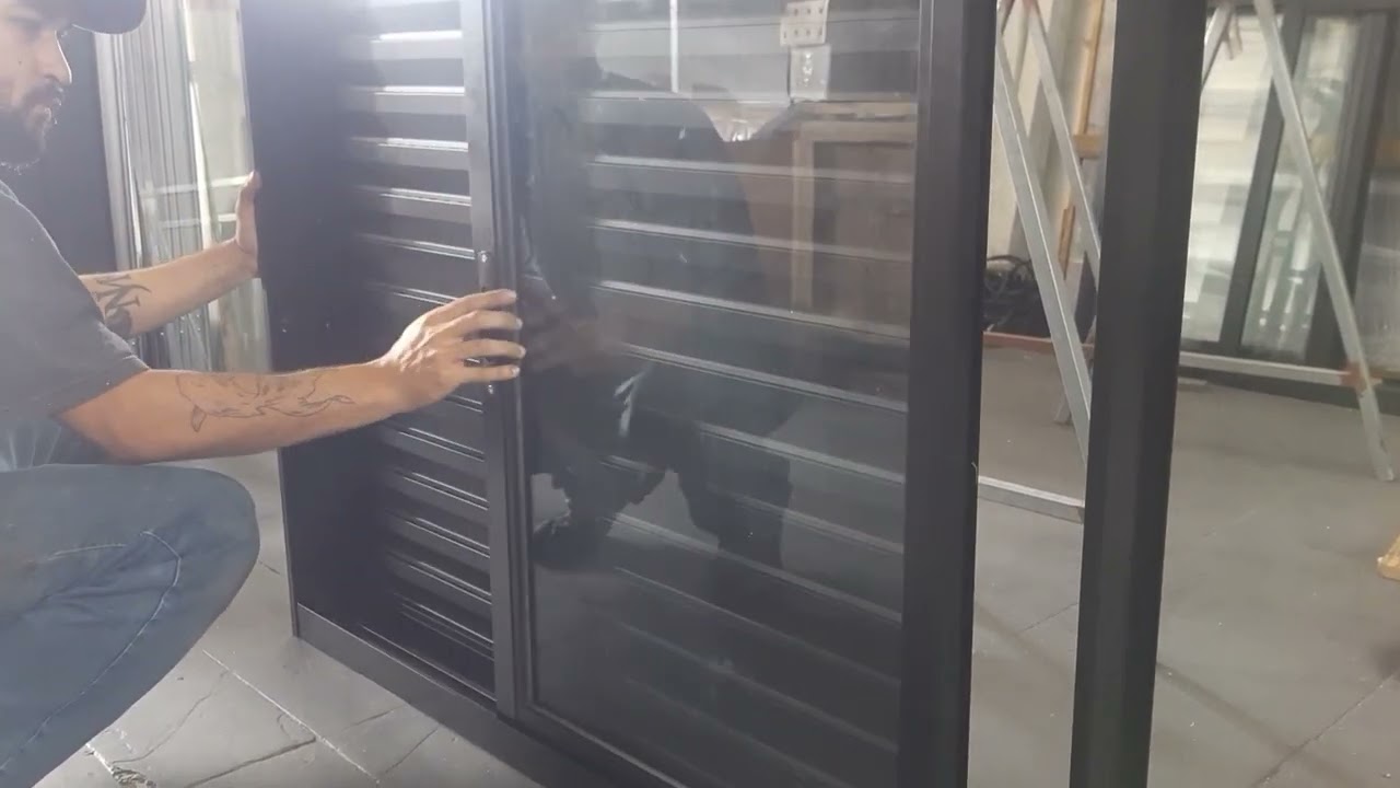 Janela veneziana 3 folhas m&oacute;veis alum&iacute;nio preto (Esquadrias e Vidra&ccedil;aria Queiros)