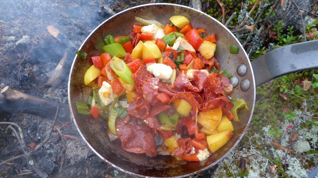 Campfire Cooking: Pfannengericht bei leichtem Nieslregen