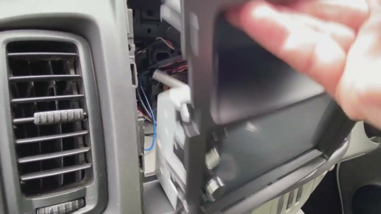 How NOT to fit an aftermarket radio in a Vivaro