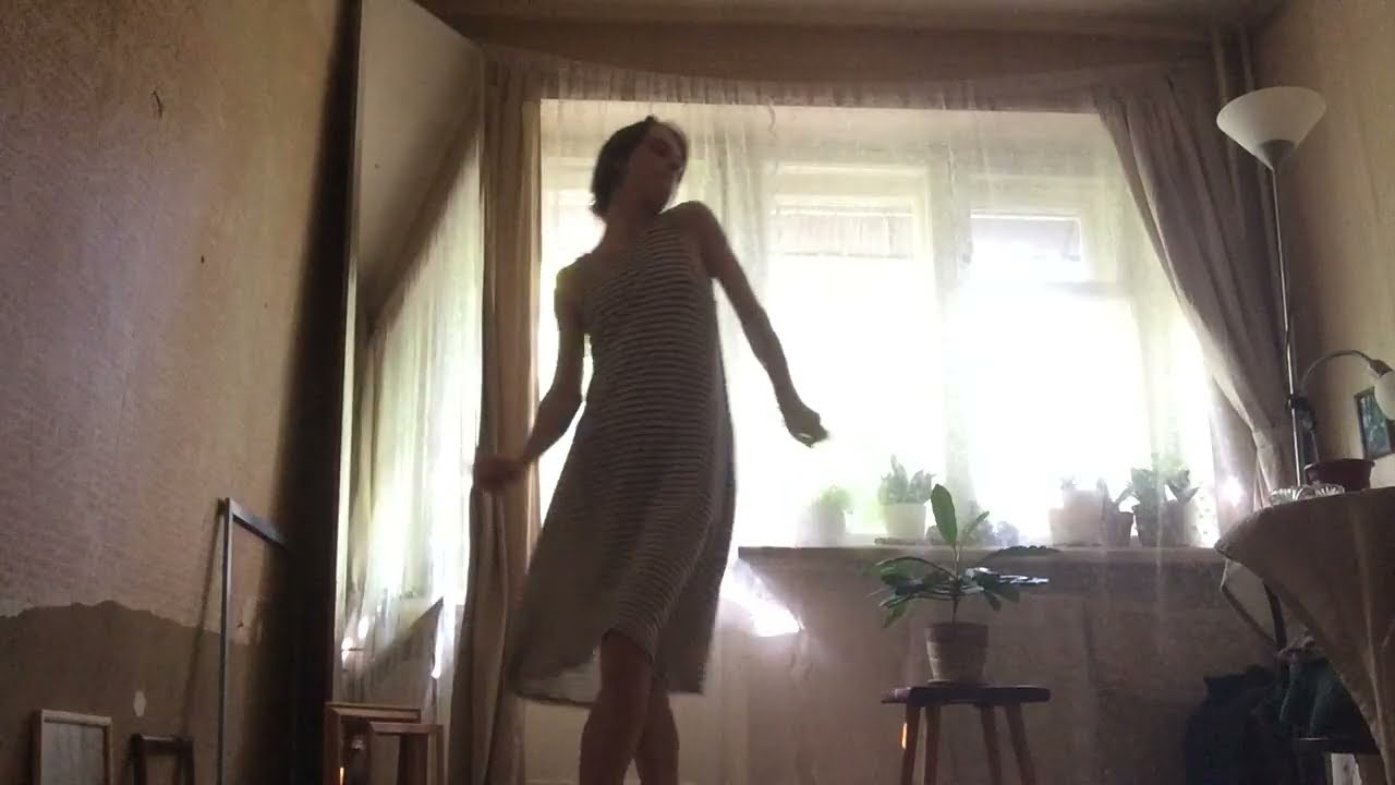 Мадам, уже падают листья