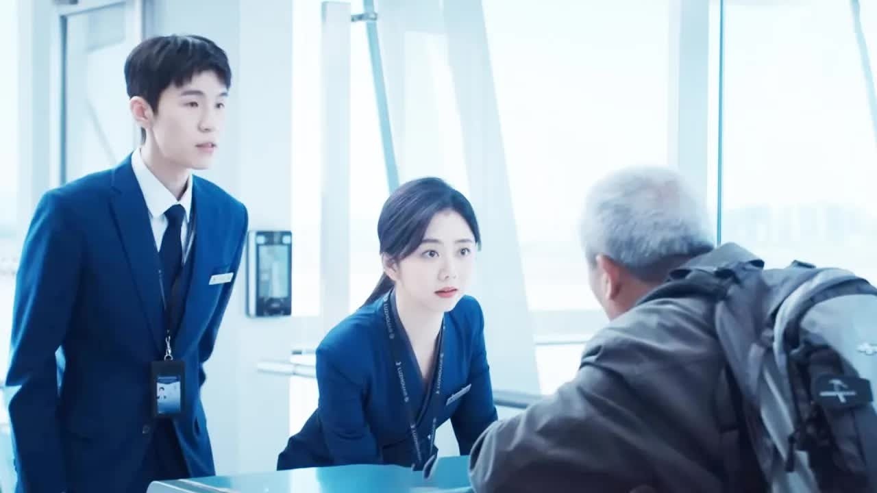 灰姑娘在機場幫助一位老大爺，殊不知大爺身份不簡單，第二天讓她升職加薪！#drama #谭松韵