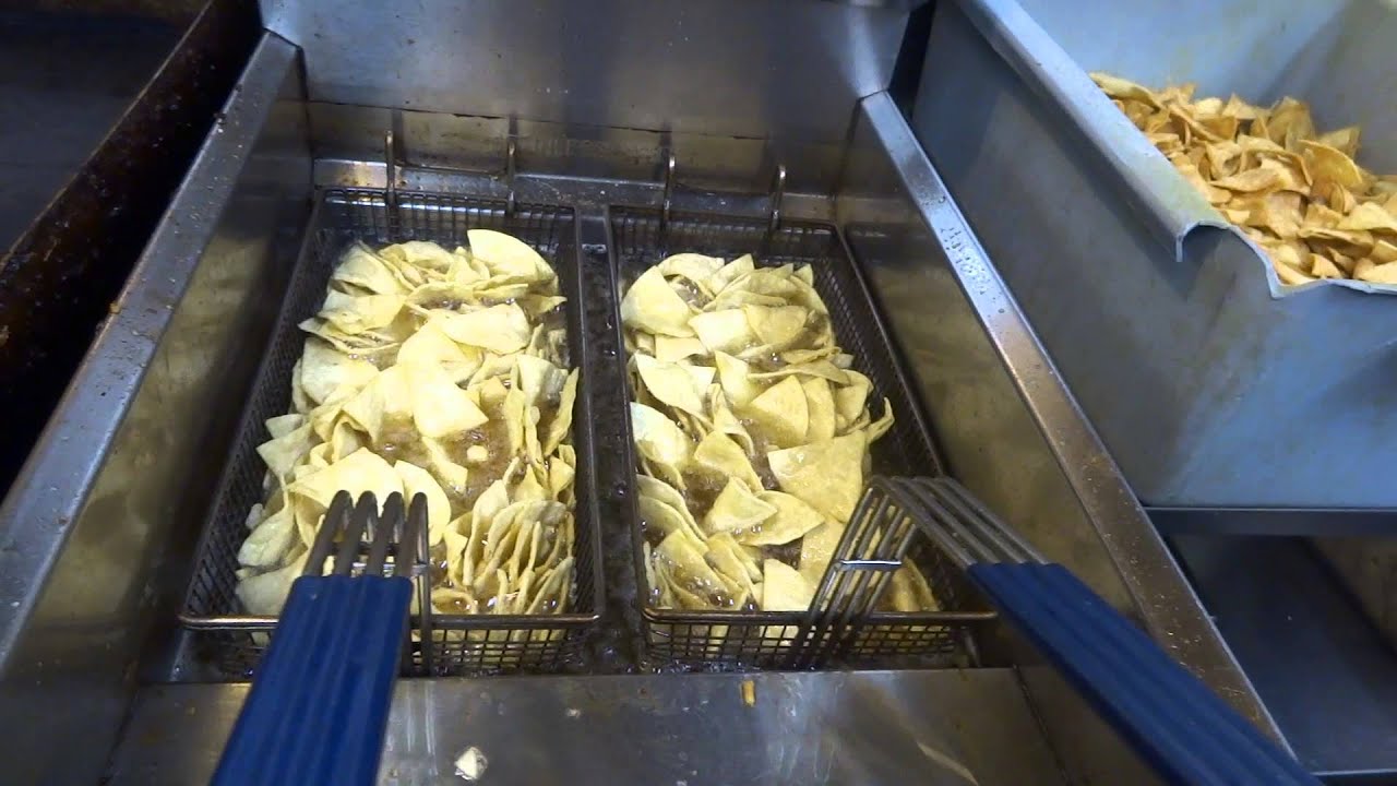 Haciendo chips o totopos