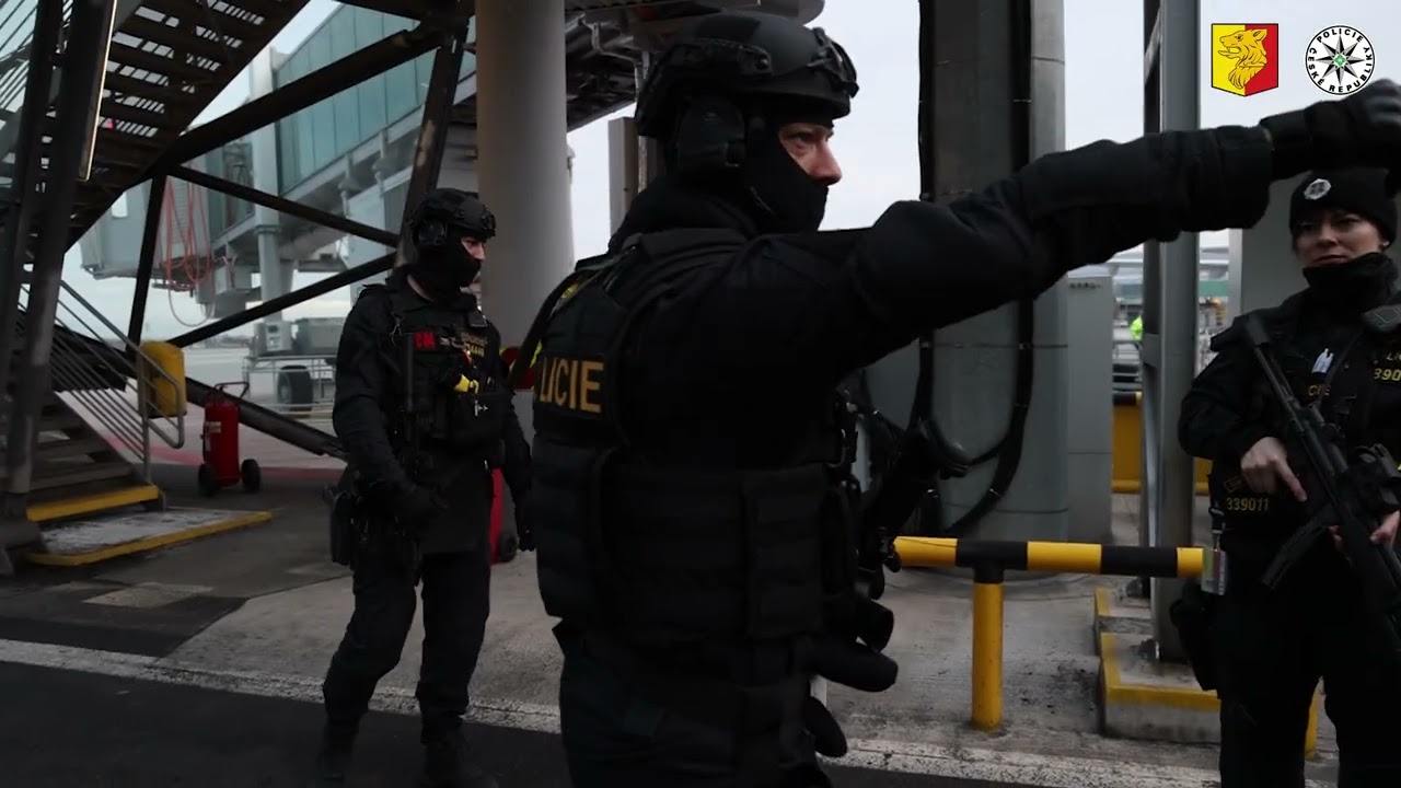 Policie ČR: Eskorta v rámci extradice do Moldavska dvou mužů.
