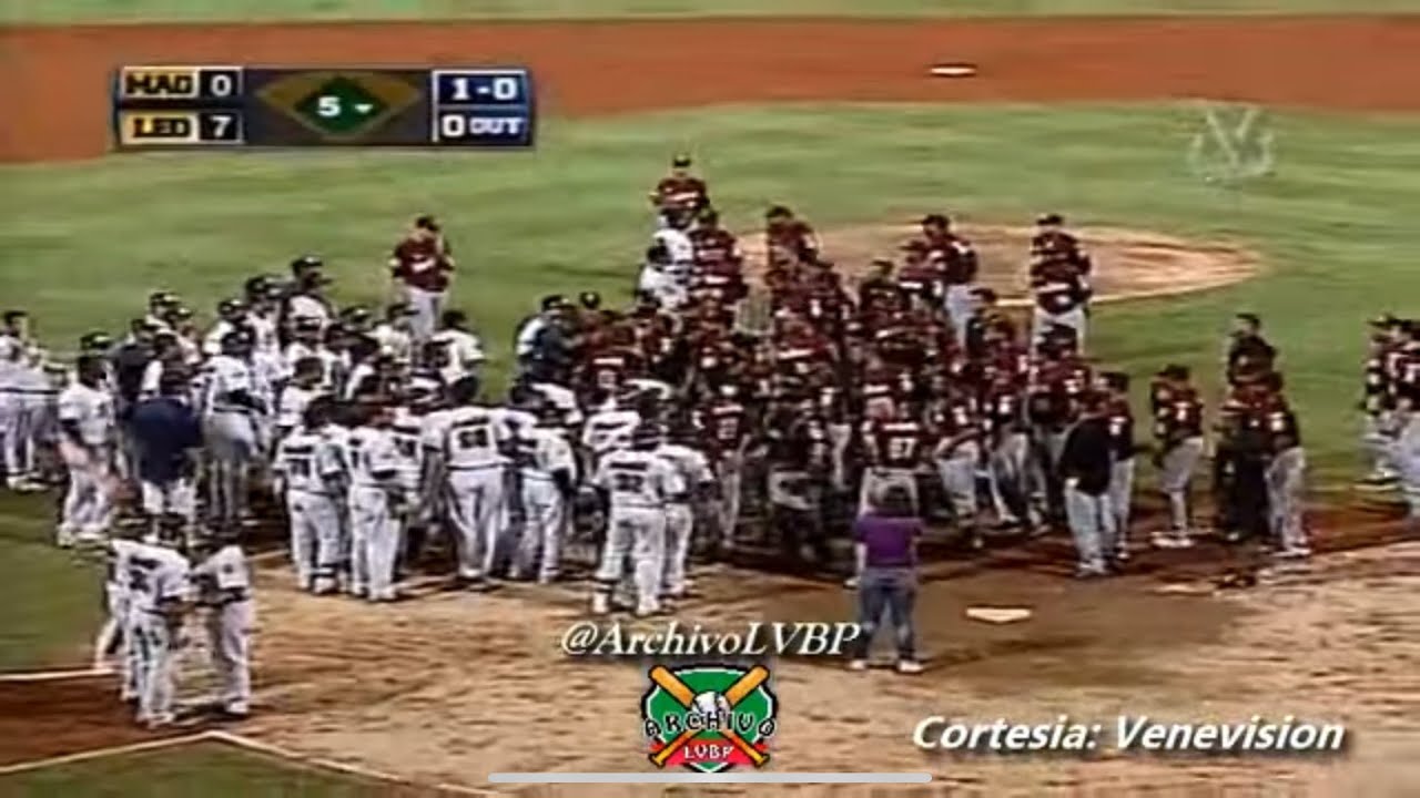 Jonron de HENRY WRIGLEY y se Vacían las Bancas - LVBP Temporada 2012-2013 Caracas vs Magallanes
