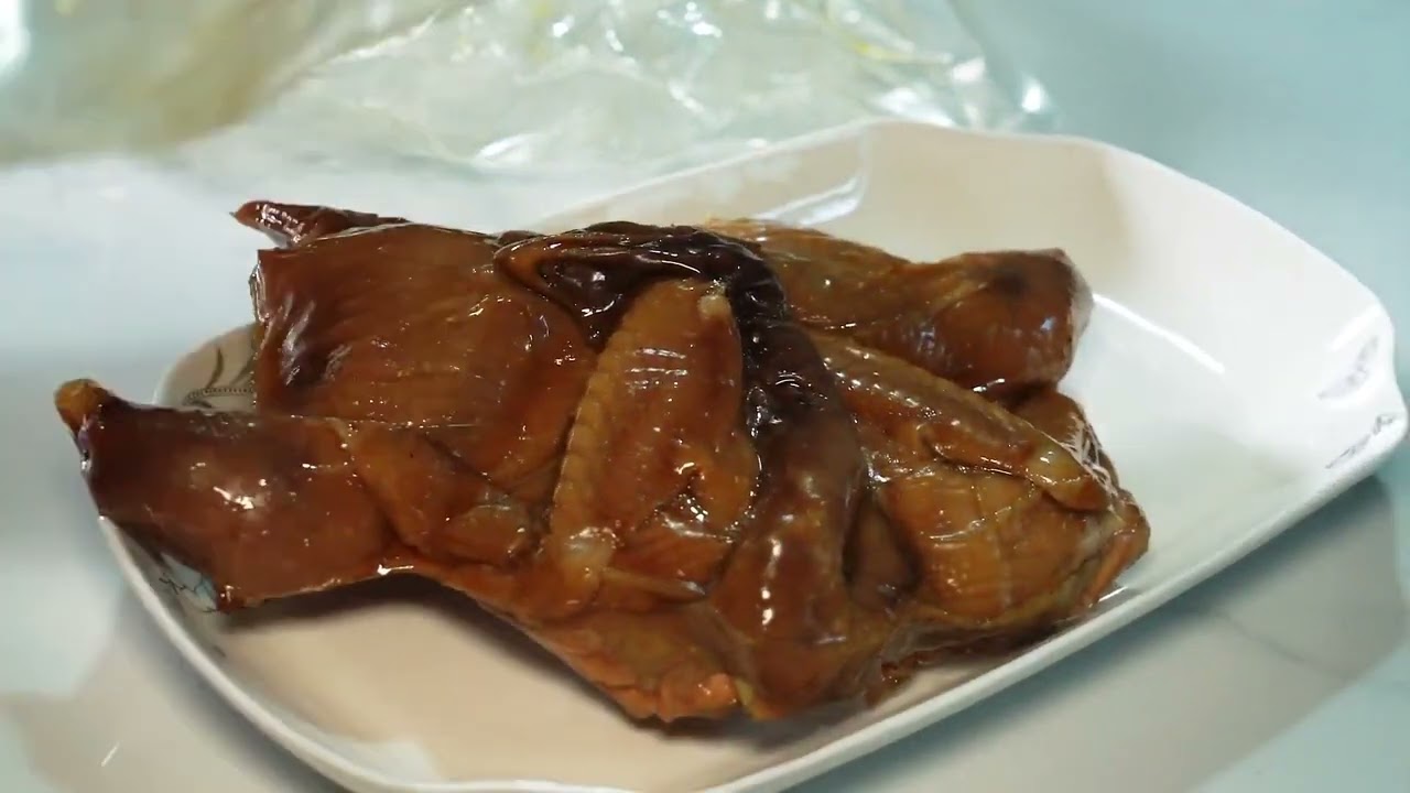 回家看胡大爷，燕子拆一袋手撕鸡，咸香入味有嚼劲，俩爷子啃爽了#农村生活 #美食分享