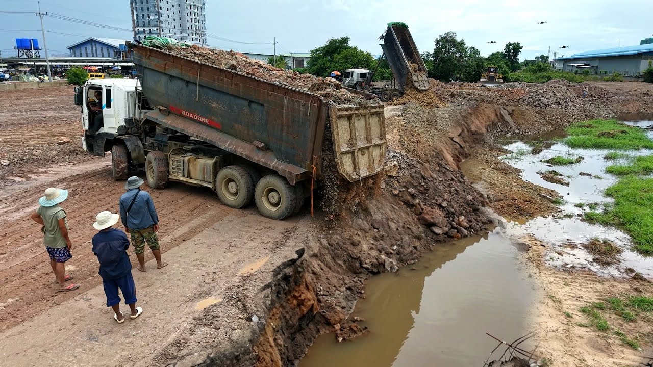 Be careful !! Heavy Dump truck 25.5T Unloading soil landfill huge size & SHANTUI bulldozer pushing