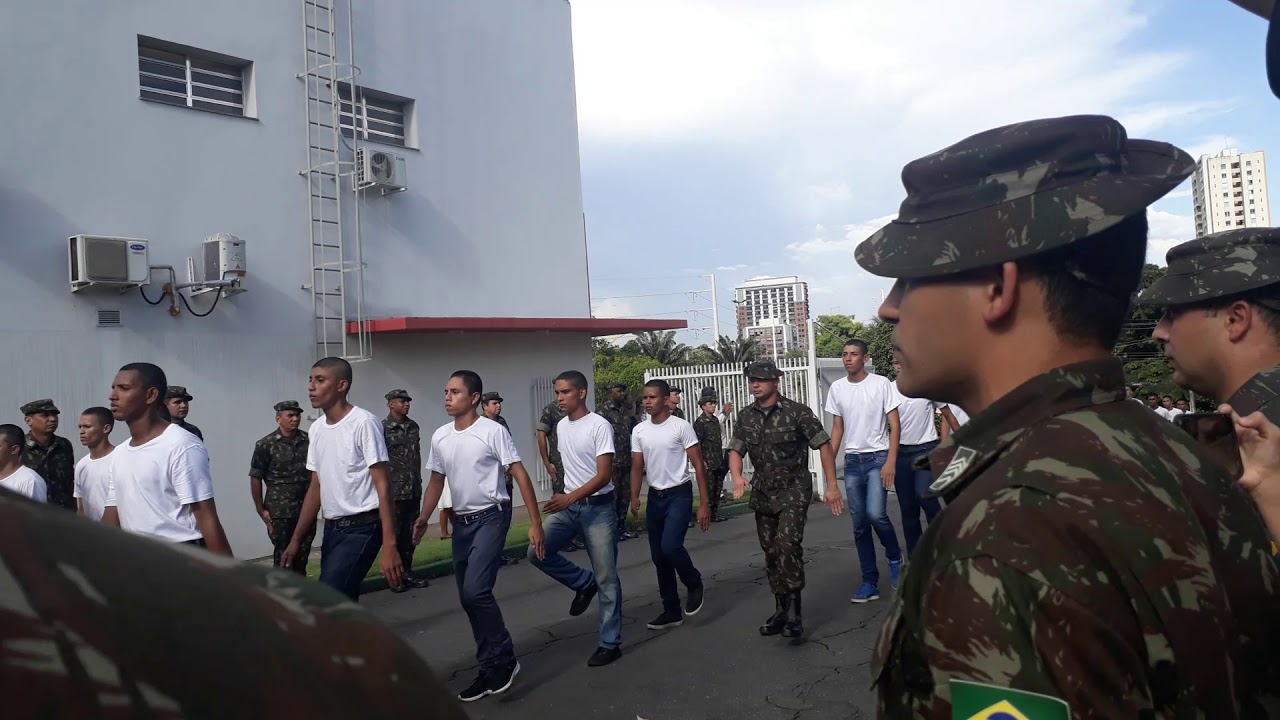 Recruta sendo recruta kkkk se liga no muleque de óculos na quarta fileira kkk