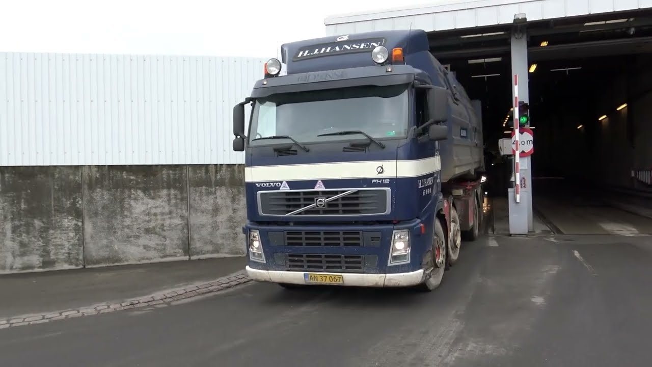 Unloading Danish waste