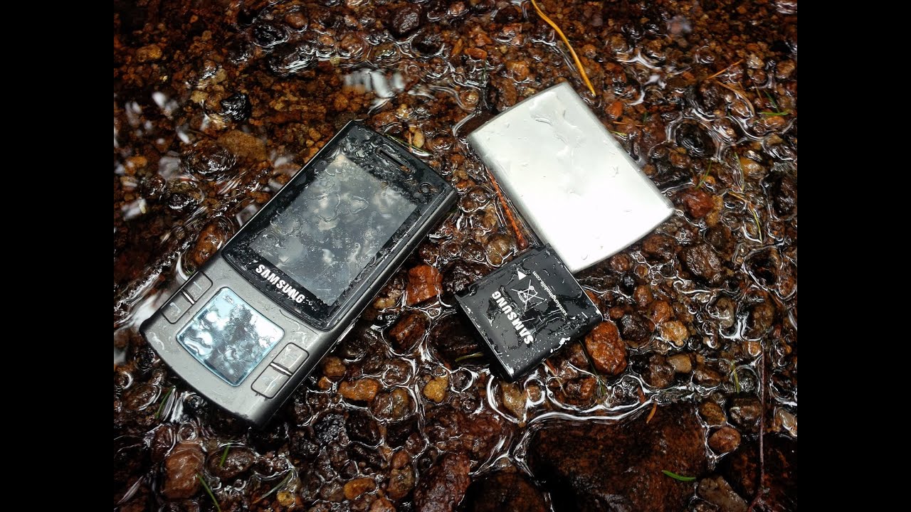 How to save wet phone? Samsung S7330 disassembly and repair.