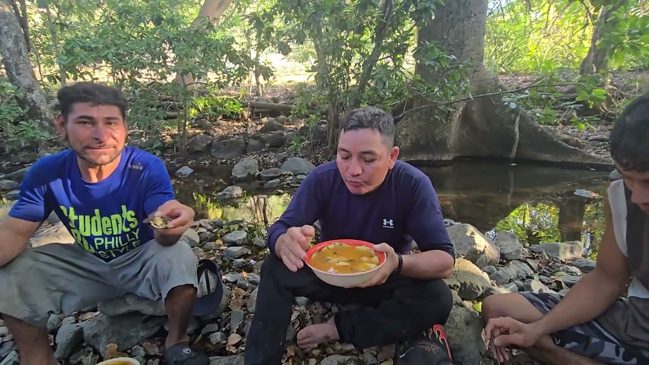 😋👌disfrutando la rica sopa de cangrejos con jutes 🦀🐚