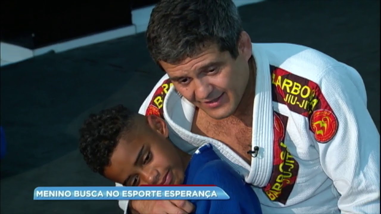 Menino lutador de jiu-jitsu ganha presentes especiais de ídolo